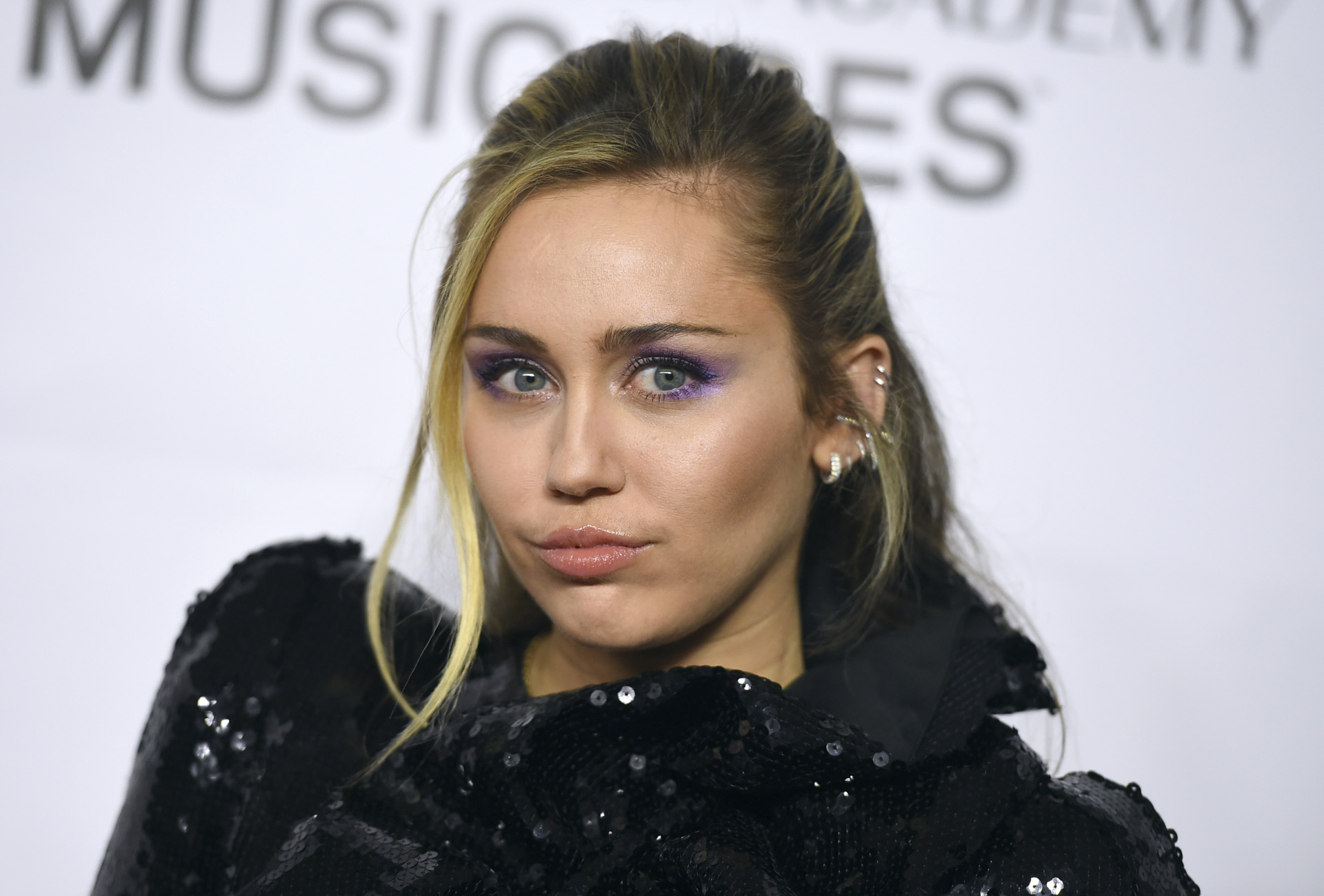 Miley Cyrus Anuncia Que Su Nueva Canción Flowers Saldrá El Día Del Cumpleaños De Su Expareja