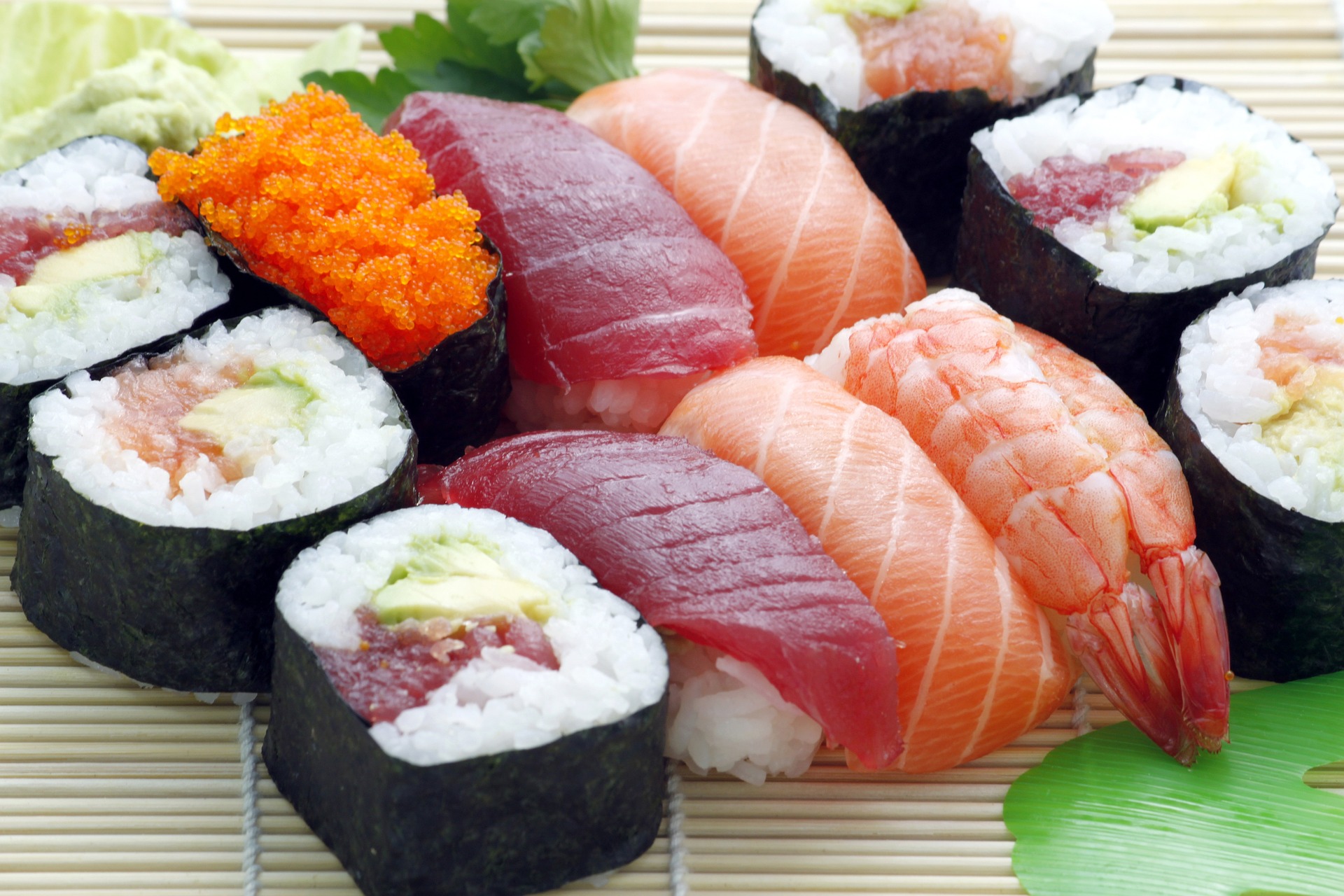 Raw fish, such as sushi or tartare, as well as fish rich in heavy metals should be avoided during pregnancy in order to prevent the ingestion of parasites such as anisakis.