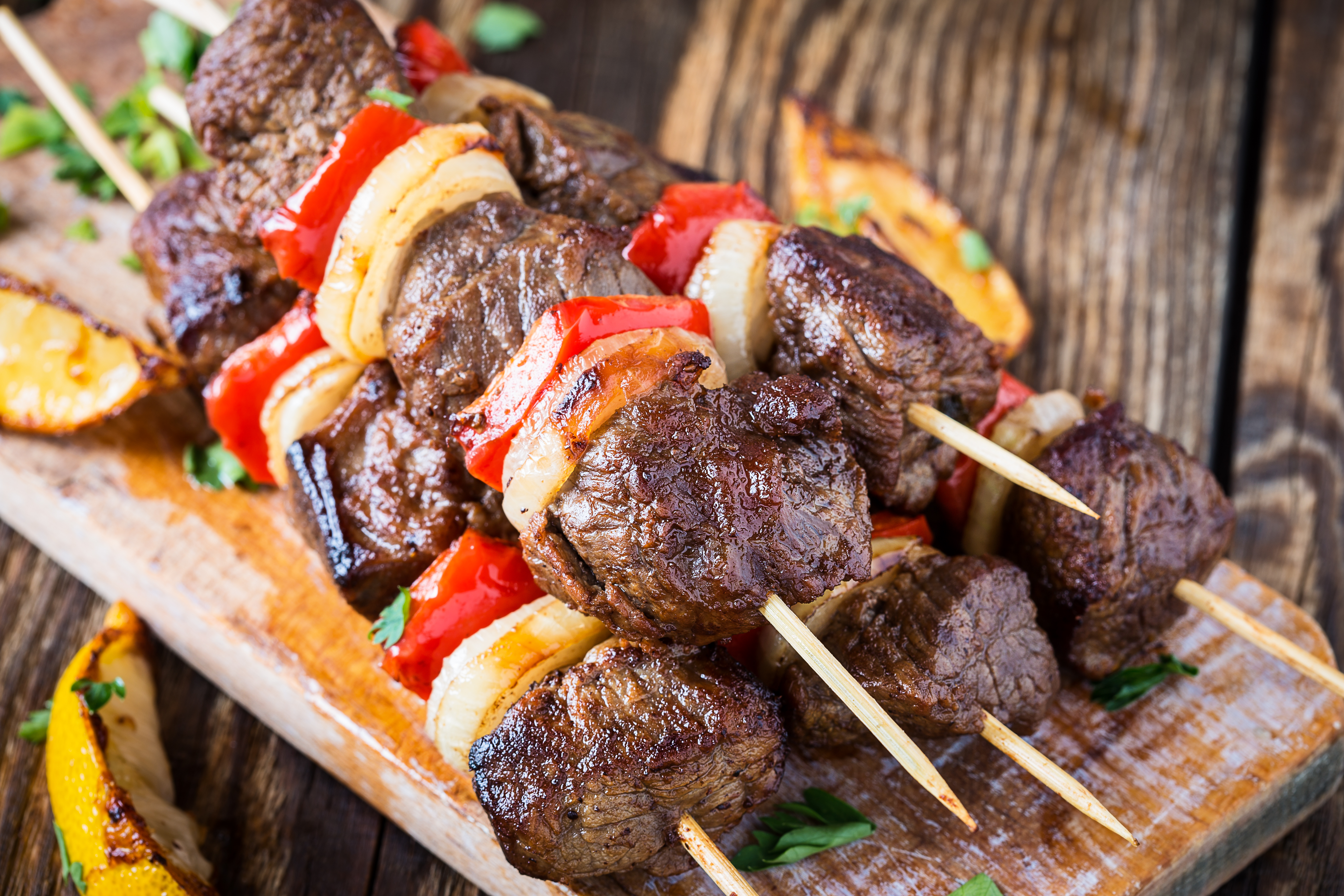 Shish es la variedad de kebab más famosa de Turquía. Consiste en trozos de carne adobados, insertados en una brocheta y asados a la parrilla. Los adobos incluyen ingredientes como el zumo de limón, aceite de oliva, leche, yogur, canela, pimienta de Jamaica y otras especias. El shish kebab se sirve con verduras a la parrilla como tomates o trozos de pimiento, aunque estas verduras nunca se ensartan ni se cocinan con la carne, sino que se cocinan por separado, para que cada una se cocine durante su tiempo adecuado.