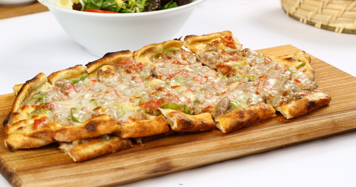 Qué es el 'pide', la pizza turca en forma de barco.