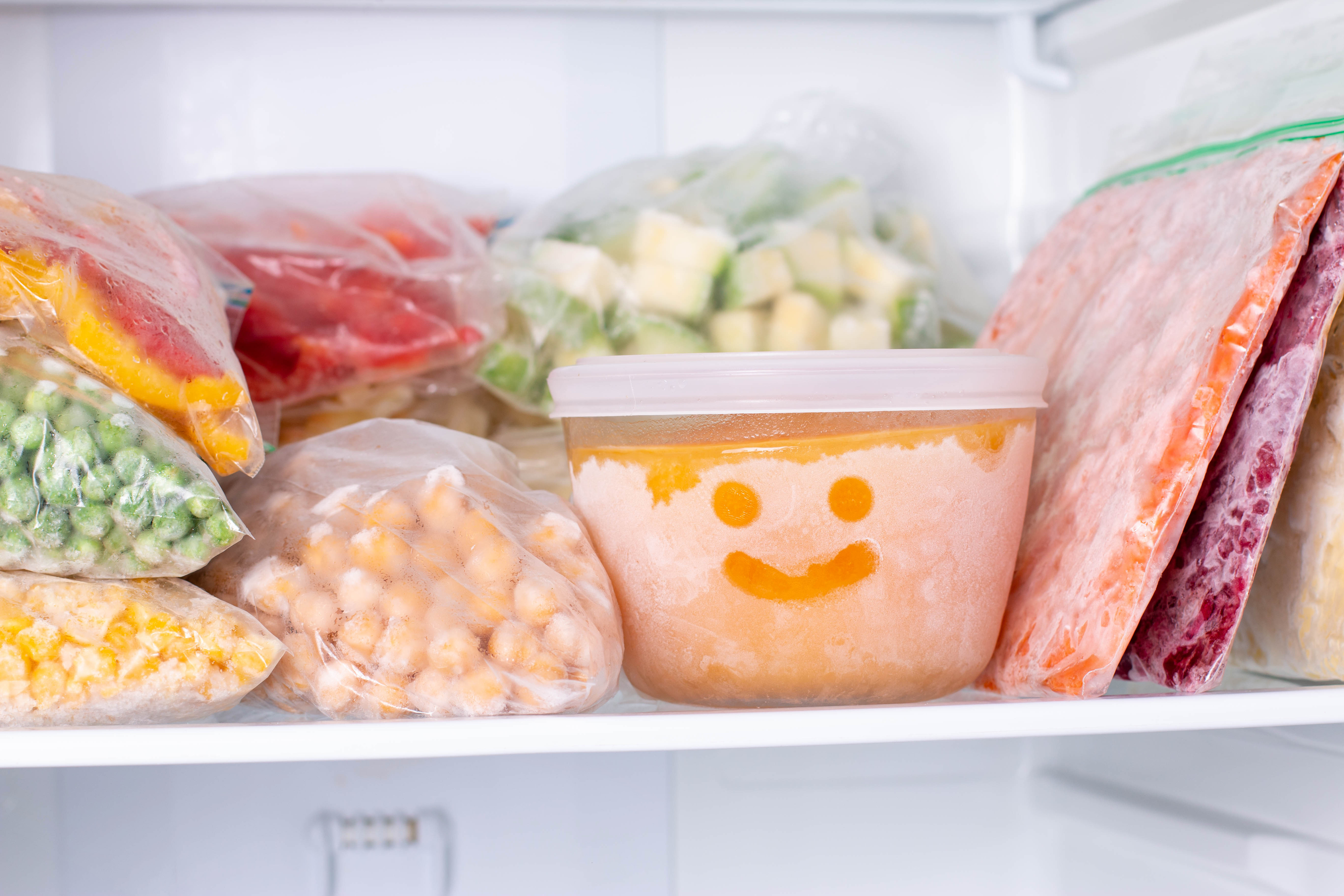 Los alimentos que guardamos en el congelador conviene tenerlos marcados y organizados.